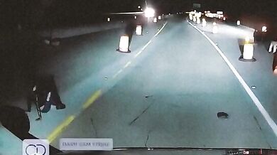 Jasná ukázka toho, proč je nebezpečné se při nehodě a k tomu v noci pohybovat na silnici