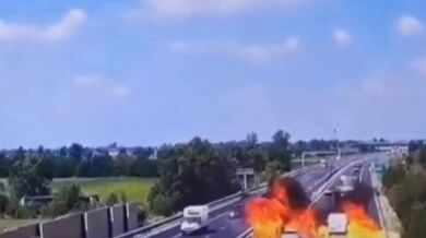 Tragédie na dálnici: Pád letadla v Itálii si vyžádal dva lidské životy