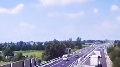 Tragédie na dálnici: Pád letadla v Itálii si vyžádal dva lidské životy