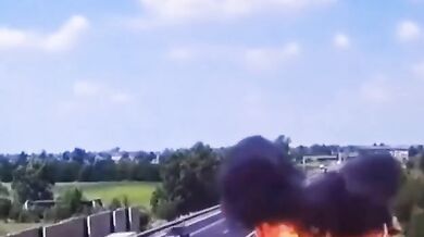 Tragédie na dálnici: Pád letadla v Itálii si vyžádal dva lidské životy