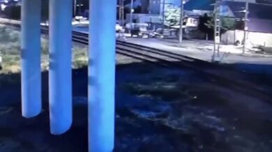 Muž zachránil opilého muže, který spadl na železniční koleje