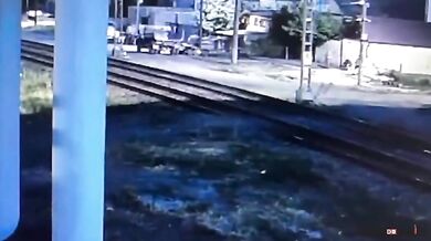 Muž zachránil opilého muže, který spadl na železniční koleje