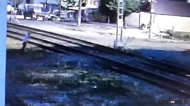 Muž zachránil opilého muže, který spadl na železniční koleje