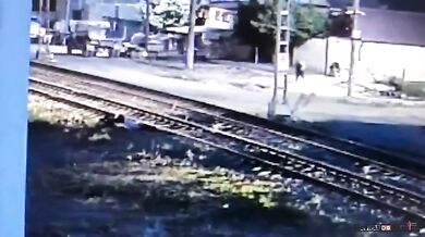 Muž zachránil opilého muže, který spadl na železniční koleje