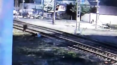 Muž zachránil opilého muže, který spadl na železniční koleje