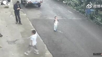 Karma pro chlapce dráždícího psa