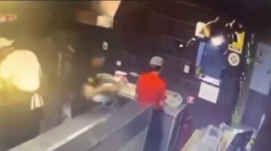 Uklouznutí a vylití horkého oleje na kolegyni v kuchyni restaurace