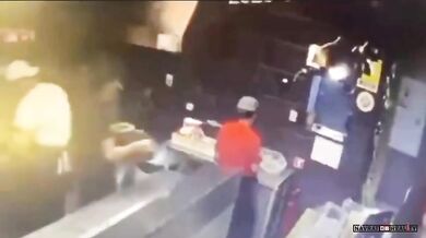 Uklouznutí a vylití horkého oleje na kolegyni v kuchyni restaurace