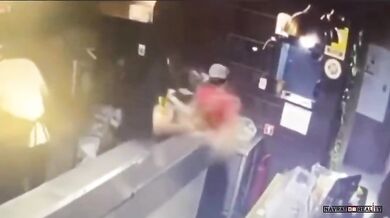 Uklouznutí a vylití horkého oleje na kolegyni v kuchyni restaurace