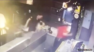 Uklouznutí a vylití horkého oleje na kolegyni v kuchyni restaurace