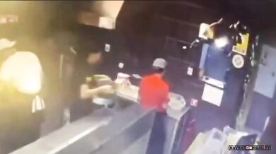 Uklouznutí a vylití horkého oleje na kolegyni v kuchyni restaurace