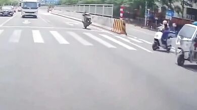 Wheelie na skútru...