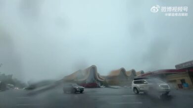 Blesk udeří do jedoucího auta