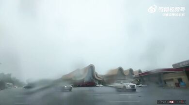 Blesk udeří do jedoucího auta