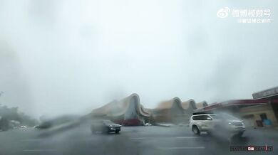 Blesk udeří do jedoucího auta