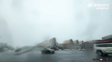 Blesk udeří do jedoucího auta