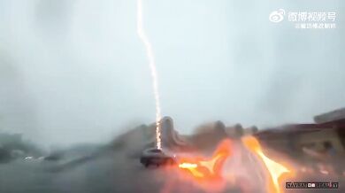 Blesk udeří do jedoucího auta