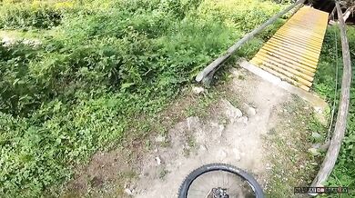 Nehoda bikera na trailu
