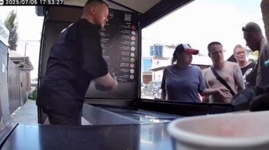 Konflikt u stánku s občerstvením