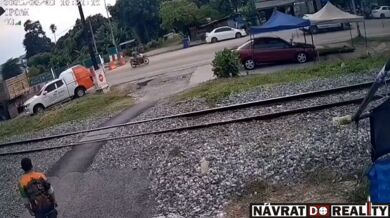 Smrtelná nehoda skútraře přejíždějícího přes železniční přejezd