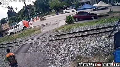 Smrtelná nehoda skútraře přejíždějícího přes železniční přejezd