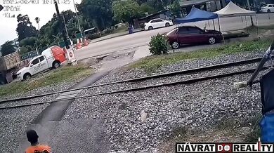 Smrtelná nehoda skútraře přejíždějícího přes železniční přejezd