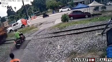 Smrtelná nehoda skútraře přejíždějícího přes železniční přejezd