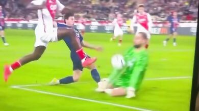Tvrdý zásah v utkání PSG proti Monaku