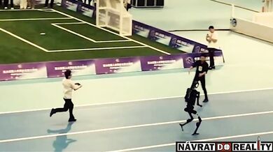 Nehoda robotického závodníka při běhu na 1500 metrů