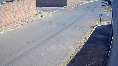 Šestnáctiletého motorkáře srazila a vláčela kamionová souprava