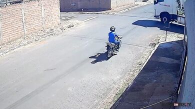 Šestnáctiletého motorkáře srazila a vláčela kamionová souprava