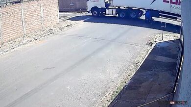 Šestnáctiletého motorkáře srazila a vláčela kamionová souprava