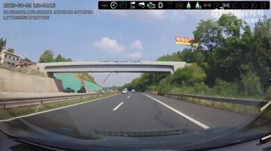 Řidič se vyhnul padajícímu jeřábu jen o fous