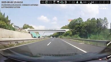 Řidič se vyhnul padajícímu jeřábu jen o fous