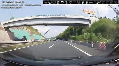 Řidič se vyhnul padajícímu jeřábu jen o fous