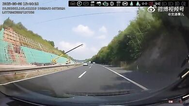 Řidič se vyhnul padajícímu jeřábu jen o fous