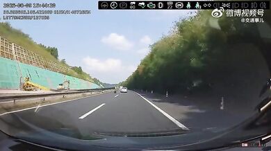 Řidič se vyhnul padajícímu jeřábu jen o fous