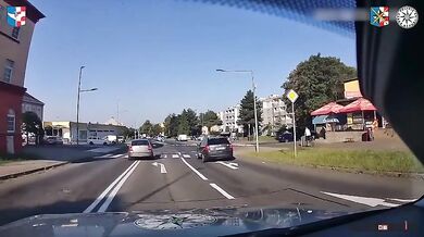 Auto ujíždějící policii na Olomoucku smetl vlak