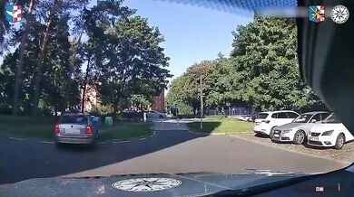 Auto ujíždějící policii na Olomoucku smetl vlak