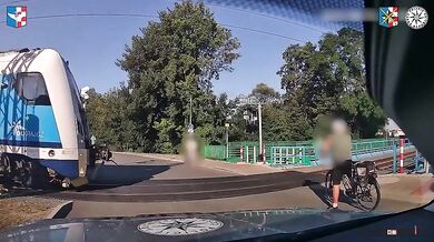 Auto ujíždějící policii na Olomoucku smetl vlak