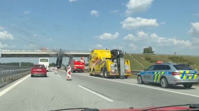 Jeřáb se zasekl ramenem do mostu na D3 - Řidič slezl z kabiny po žebříku