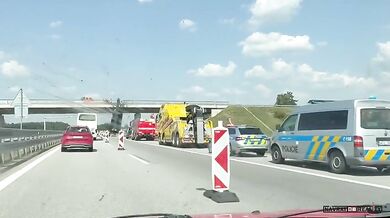 Jeřáb se zasekl ramenem do mostu na D3 - Řidič slezl z kabiny po žebříku