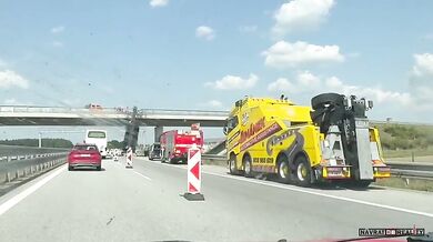 Jeřáb se zasekl ramenem do mostu na D3 - Řidič slezl z kabiny po žebříku