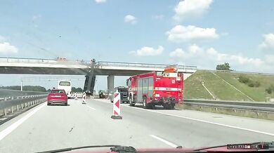 Jeřáb se zasekl ramenem do mostu na D3 - Řidič slezl z kabiny po žebříku