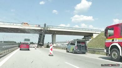 Jeřáb se zasekl ramenem do mostu na D3 - Řidič slezl z kabiny po žebříku