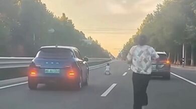 Drama na čínské dálnici: dítě na odrážedle ohrožovalo provoz