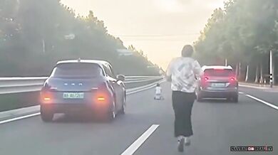 Drama na čínské dálnici: dítě na odrážedle ohrožovalo provoz