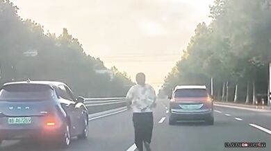 Drama na čínské dálnici: dítě na odrážedle ohrožovalo provoz