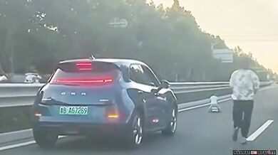 Drama na čínské dálnici: dítě na odrážedle ohrožovalo provoz