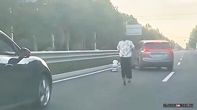 Drama na čínské dálnici: dítě na odrážedle ohrožovalo provoz